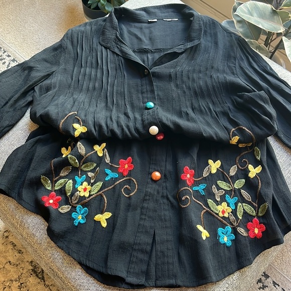 Vintage embroidered Floral Top with colorful buttons - Picture 16 of 17